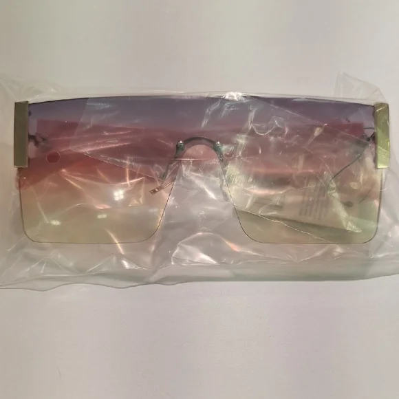 Gradient Oversized Sunglasses with Gold Accents - Picture 3 of 3